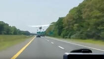 SAD: Avion sletio među jureće automobile (VIDEO)