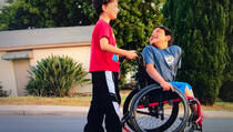 Dječak krišom skupio novac za invalidska kolica najboljem prijatelju (VIDEO)