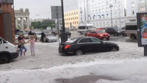 Usred ljeta ogromne kugle grada zatrpale Sankt Peterburg! (VIDEO)