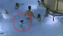 Dječak se u bazenu borio za život, niko ga nije primijetio... (VIDEO)