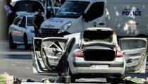 Pariz: U automobilu koji se zabio u policajce pronađeni kalašnjikov, pištolj i plinske boce