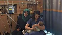 Fotografija Jevrejke koja doji palestinsku bebu nakon što joj je majka doživjela nesreću obišla svijet