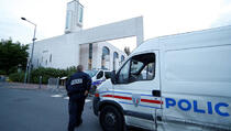 Pokušaj napada automobilom na džamiju u predgrađu Pariza
