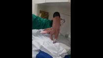 Tek rođena beba napravila prve korake par minuta nakon rođenja