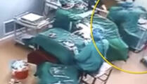 Doktor se potukao s medicinskom sestrom usred operacije (VIDEO)