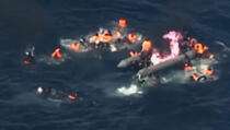 Zapalio se čamac pun migranata (VIDEO)