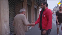 Musliman hrani beskućnike u Parizu tokom ramazana (VIDEO)
