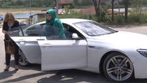 Luksuz kćerke muftije Naima Tërnave: Evo kakvim automobilom ide u kampanju (FOTO)