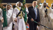 Trump u Saudijskoj Arabiji zaplesao sa sabljom u ruci (VIDEO)