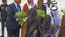 Trump sa suprugom Melanijom doputovao u Saudijsku Arabiju