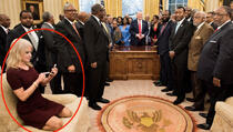 Savjetnica predsjednika SAD sjela na kauč i digla noge, a onda je počelo fotkanje u Ovalnoj sobi (FOTO)