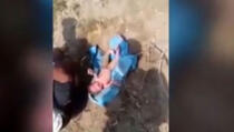 Indija: Otac zakopao živu bebu zato što je žensko! (VIDEO)