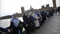 Muslimanke se okupile na mostu u Londonu u znak solidarnosti sa žrtvama