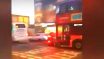 Londonski autobus gazio sve pred sobom, povređeno i malo djete! (VIDEO)