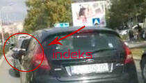 "Kauboj" iz Prizrena: Puši cigaretu u službenom vozilu i baca je na ulicu (VIDEO)