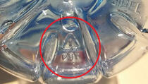 Plastične flaše sa ovim znakom su otrovne i nemojte iz njih da pijete!