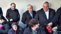 Ko se više ponizi - više dobije: Srbijanski političar sirotinji pred kamerama dijeli novac (VIDEO)