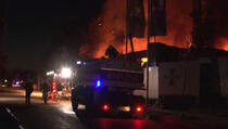 CRNI DIM SE NADVIO NAD CIJELOM TIRANOM: Ogromna vatra progutala magacin na periferiji grada! (VIDEO)