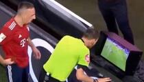 Ribéry se prikrao iza sudije dok je gledao VAR! Kada ga je primjetio arbitar nije bio nimalo prijatan (VIDEO)