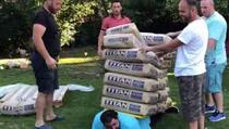 Kosovski "supermen" na leđima nosi 20 vreća cementa (VIDEO)