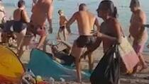 Na plaži u Hrvatskoj potukli se gosti i vlasnik kafića (VIDEO)