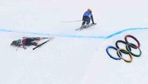 Mlada skijašica ostala nepomično ležati nakon stravičnog pada (VIDEO)
