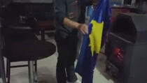Zapaljena zastava Kosova u Gnjilanu (VIDEO)