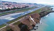 Avion Pegasus Airlinesa otklizao s piste ka Crnom moru (VIDEO)