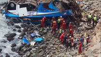 Najmanje 48 osoba poginulo u padu autobusa s litice u Peruu