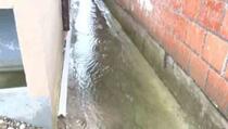 Otpadne vode poplavile jedno naselje u Prizrenu (VIDEO)