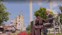 Vjerska harmonija na Kosovu: Hodža i pop ruše zid koji razdvaja džamiju i crkvu (VIDEO)