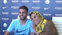Prvi fudbaler koji je doveo majku na ceremoniju potpisivanja ugovora (VIDEO)