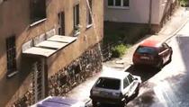 Lijenost je pobijedila: Sarajlija osmislio novi način pranja automobila (VIDEO)
