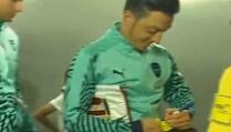 Sudija tražio autogram od Ozila prije utakmice, Nijemac se potpisao na žuti karton (VIDEO)