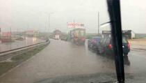 Kiša stvorila velike gužve na putu Slatina - Priština [VIDEO] 