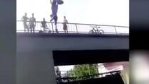 Snimljen jeziv pad dječaka: Umjesto u vodu pao na beton (VIDEO)