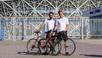 Dvojica Engleza na Mundijal u Rusiji stigla biciklima (VIDEO)