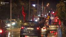 Slavlje na ulicama Prištine nakon pobjede Švicarske nad Srbijom (VIDEO)