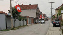 Žegra kod Gnjilana: Shaqirijevo selo okićeno zastavama 
