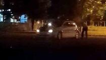 Policajci gurali automobil da bi ga upalili pa nasmijali javnost (VIDEO)
