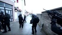 Specijalne policijske jedinice uhapsile narko-bosa u Prizrenu (VIDEO)