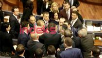 Fizički obračun u Skupštini Kosova (VIDEO/FOTO)
