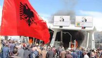 HAOS U ALBANIJI: Bijesni građani zapalili naplatnu rampu (VIDEO