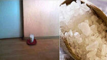 Ostavite čašu vode sa sirćetom i soli preko noći i pročistite dom