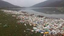 PREKRIVENO PLASTIČNIM BOCAMA: Grozni prizori jezera Vrbnica kod Prizrena (VIDEO/FOTO)