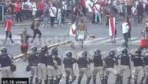 Ratno stanje zbog derbija: Policija pucala gumenim mecima, haos na ulicama (VIDEO)