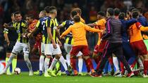 Haos na istanbulskom derbiju: Tuča između igrača, umro navijač Fenerbahčea (VIDEO)