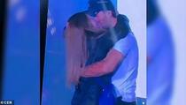 Šmeker: Enrique Iglesias se ljubio s obožavateljicom na pozornici (VIDEO)