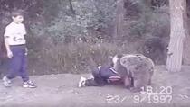 Pogledajte stari snimak: Devetogodišnji Khabib se bori s medvjedom (VIDEO)