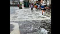 Nema odustajanja: Maratonci trčali kroz poplavljenu Veneciju (VIDEO)
